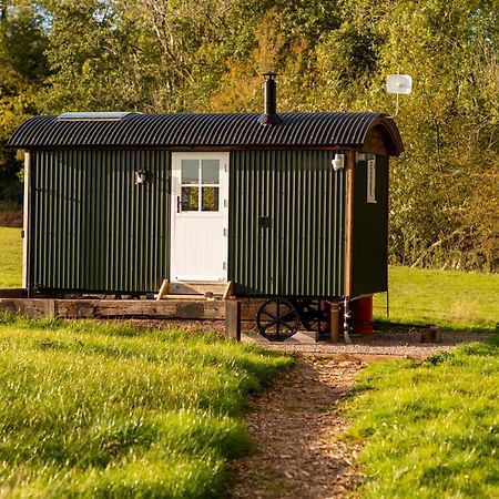Harrys Hideout - Shepherd'S Huts At Harrys Cottages Pen-y-Clawdd Quarto foto