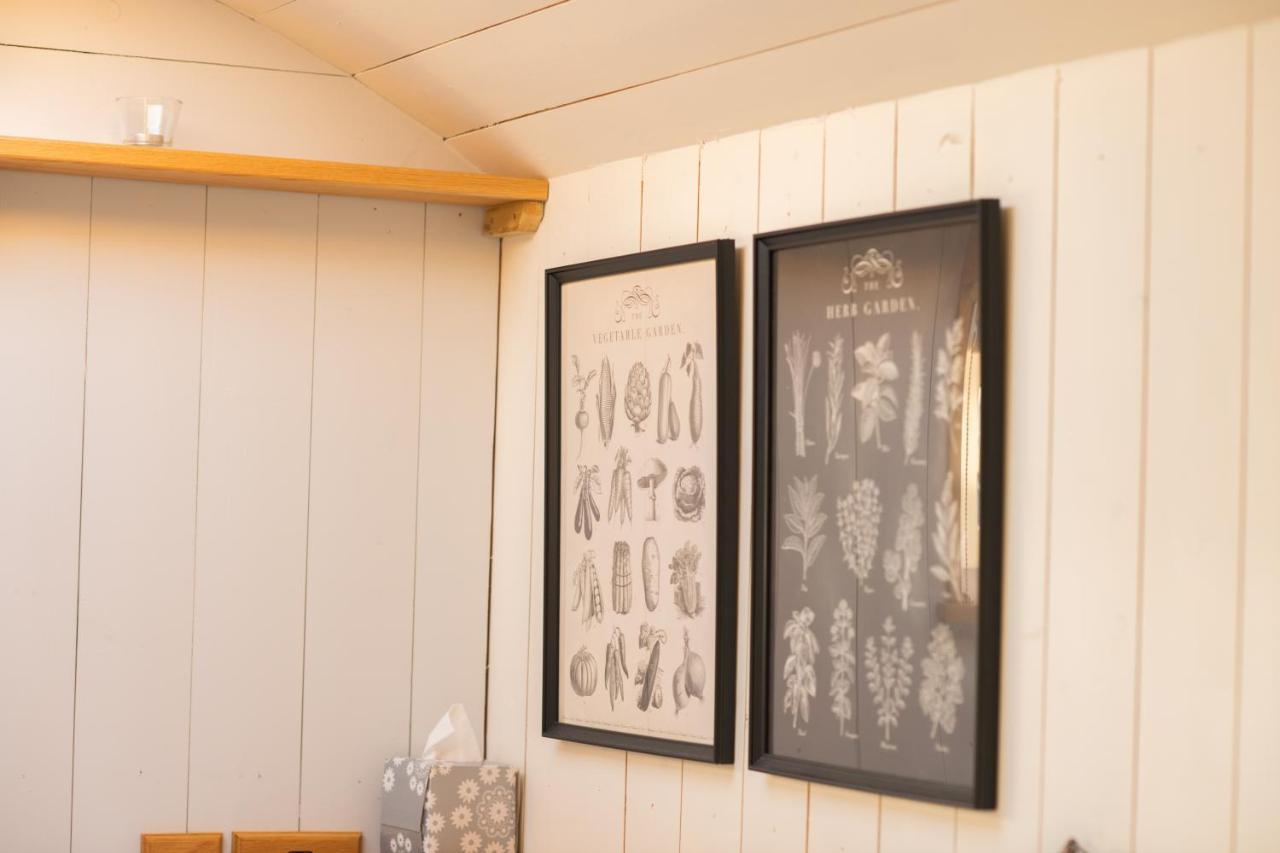 Harrys Hideout - Shepherd'S Huts At Harrys Cottages Pen-y-Clawdd Exterior foto