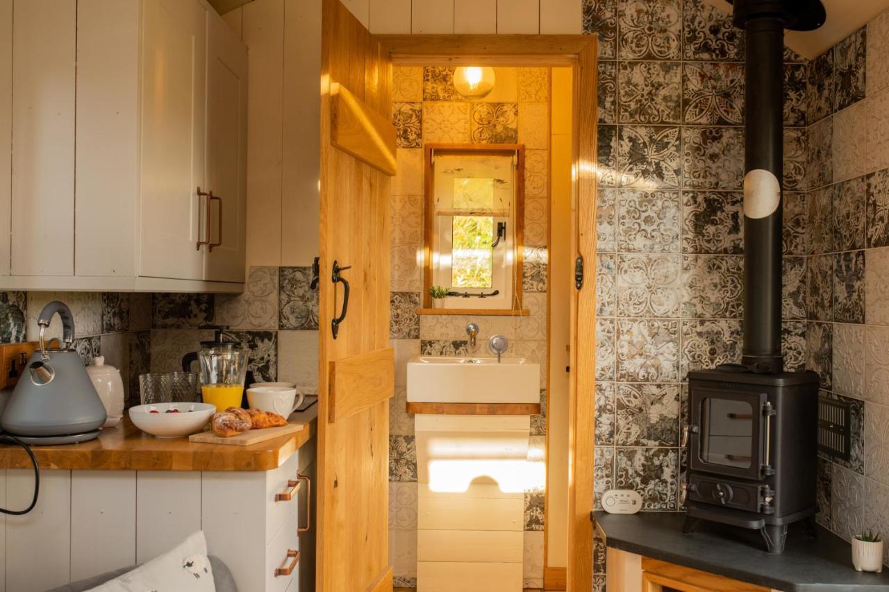 Harrys Hideout - Shepherd'S Huts At Harrys Cottages Pen-y-Clawdd Exterior foto