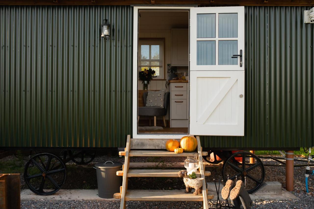 Harrys Hideout - Shepherd'S Huts At Harrys Cottages Pen-y-Clawdd Exterior foto