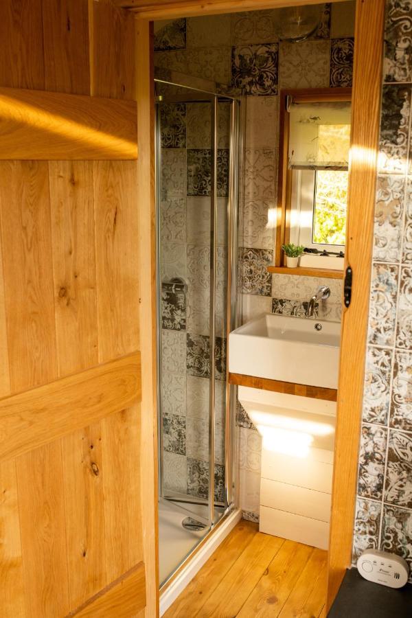 Harrys Hideout - Shepherd'S Huts At Harrys Cottages Pen-y-Clawdd Exterior foto