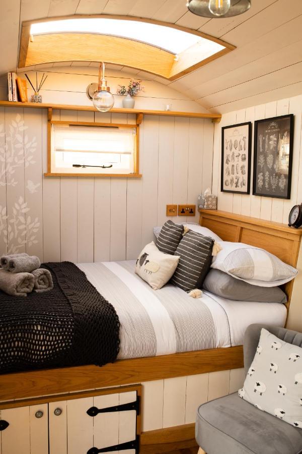 Harrys Hideout - Shepherd'S Huts At Harrys Cottages Pen-y-Clawdd Exterior foto