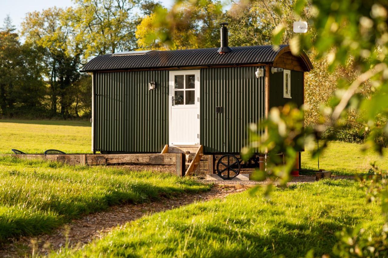 Harrys Hideout - Shepherd'S Huts At Harrys Cottages Pen-y-Clawdd Exterior foto