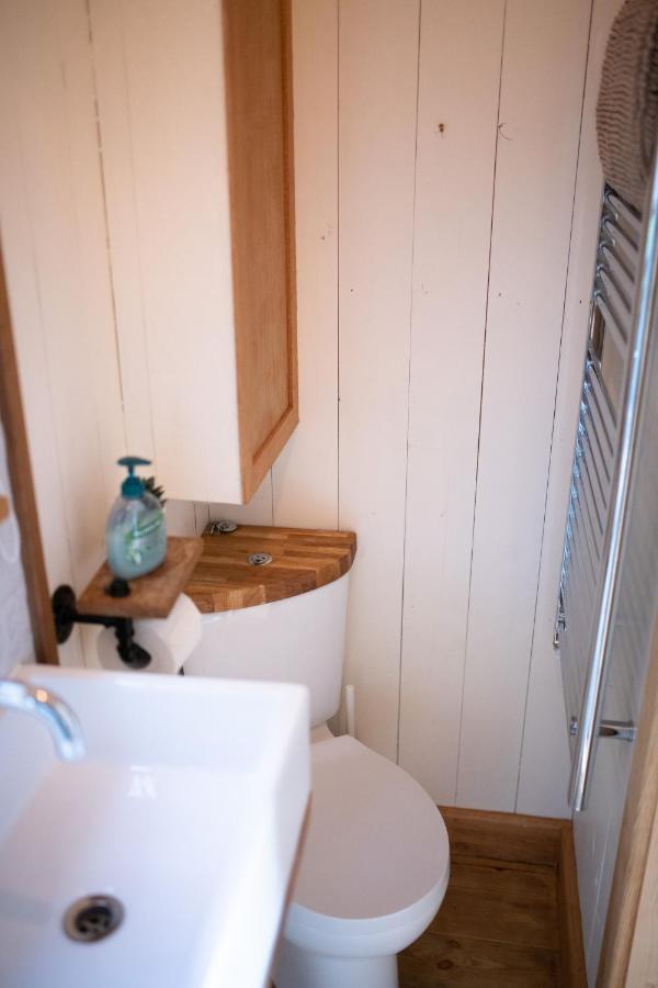 Harrys Hideout - Shepherd'S Huts At Harrys Cottages Pen-y-Clawdd Exterior foto