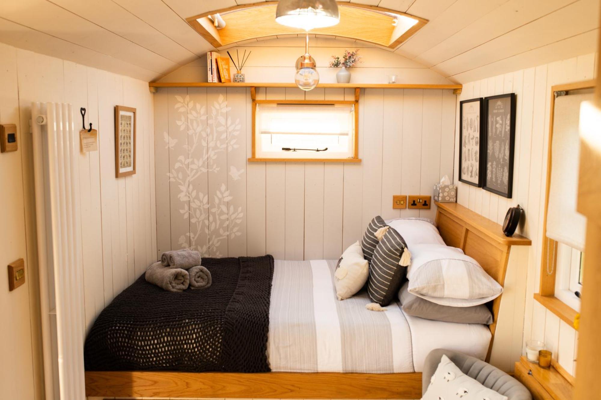 Harrys Hideout - Shepherd'S Huts At Harrys Cottages Pen-y-Clawdd Quarto foto