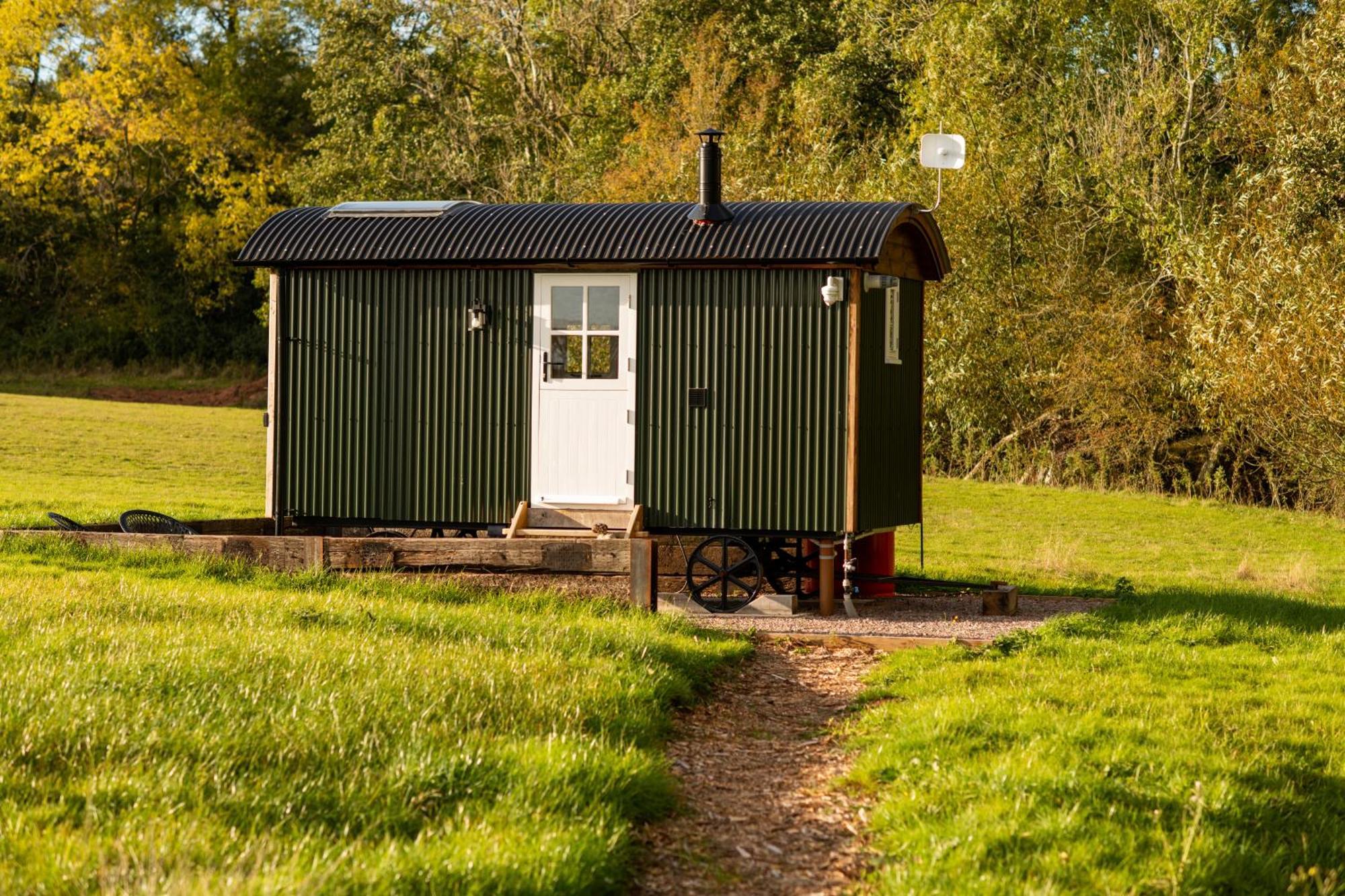 Harrys Hideout - Shepherd'S Huts At Harrys Cottages Pen-y-Clawdd Quarto foto